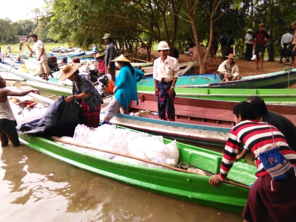 Med nästan 6.5 ton ris och drygt 5 ton vatten att distribuera behövs det många båtar och många att bära.