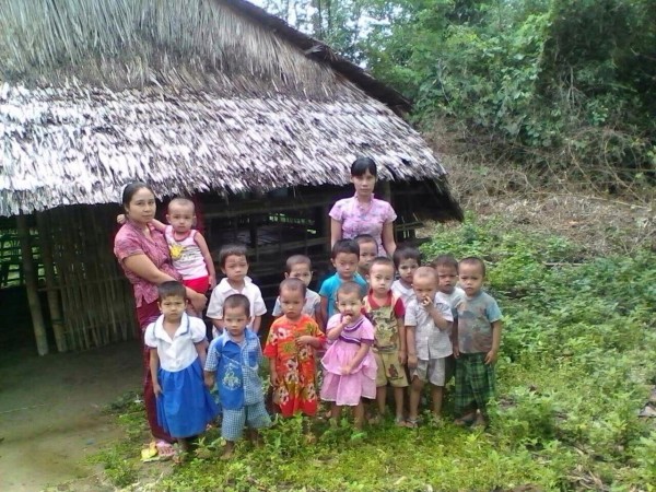 Där det är möjligt försöker man hålla kvar vardagsrutiner, trots översvämningen går de här barnen till den lokala förskolan varje dag.